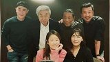 没婚变！霍建华夫妇与剧组聚会 林心如素颜秀婚戒
