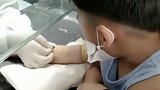 浙江嘉兴：4岁男孩体检抽血高喊口号鼓励自己：流血不流泪