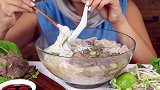 小姐姐吃越南面条，看起来很清淡，但是味道超级棒