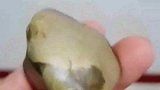 路边捡到的玉石，上面的纹理像条大蛇，若在开出帝王绿就赚大了