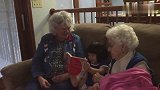 收养的中国女孩真聪明，用英语给外国奶奶读故事，把奶奶高兴坏了