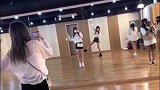 周诗雨在韩国排练，结束之后去吃美食