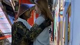 女孩这下玩大了，本来想吓唬一下铜人，结果被人家壁咚了！