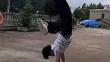 小伙借着酒劲给亲朋好友来了一段醉拳助兴