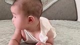 经过好几次练习，宝宝终于能熟练的翻身了，你是最棒的！