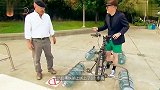 给自行车装上8个水桶,用来干嘛这创意让你大开眼界