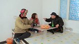 二货管岳父叫儿子，结果被岳父剥夺财政大权,太逗了