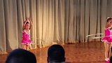 六一儿童汇演，小女孩们立马上演高超杂技秀，这表现让人赞叹不已