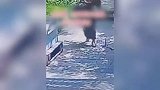 女子在小区路上突遭蛇袭击，惊慌连跳数步惊险躲避，监控曝光！