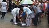 重庆解放碑高空坠物砸伤路人 物业：玻璃幕墙自然脱落
