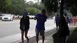 树人恐吓恶作剧，伪装成树人捉弄路人，路人非常尴尬
