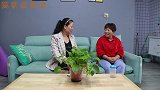 霞怀孕在家无聊寂寞，没想到芳芳妈突然上门，俩人聊天真有意思