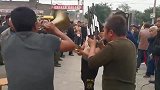 大哥：衣服一脱，气氛就起来了
