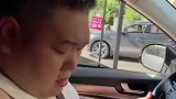 女子好奇每次老公回家都有停车位，今天一看没想到啊
