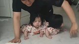 双胞胎宝宝：“大家别见怪，我们的爸爸比我们还小”