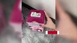 妈妈意外发现女儿“小金库”，整齐钱钞外，一张纸条让她备感欣慰