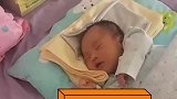 才出生十天的小宝宝在睡觉，没想到睡着睡着就笑了，好萌啊！