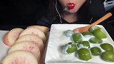 小姐姐吃大颗冷冻晴王麝香葡萄配酸奶和切片桃子，看起来超级馋人
