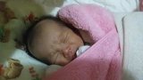 实拍刚出生的女儿睡前挣扎的小表情，我的心都要被她萌化了