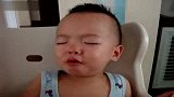 [搞笑]吃饭也会睡着的宝宝