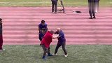 泰山vs海港赛前进行了暖场节目 两人比拼摔跤