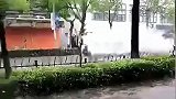 上海暴雨淹城 网红街道变河 马路上不见汽车见“巨浪”