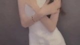 美女肌肤白皙。身材苗条，摇摆起来真带劲儿