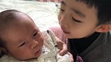 哥哥真的是太爱弟弟了，一见到弟弟就忍不住亲上去，简直太可爱了
