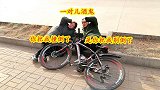 小伙骑车撞倒二货姑娘，不想俩人是一对酒鬼，一个比一个奇葩