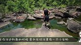 小哥野外钓鱼时，发现河水中有异样，凑近看后顿时手足无措