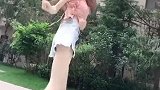 美女小姐姐跳可爱摇，舞姿精彩好看，完全放飞自我