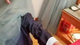 没想到伴娘这么会玩，直接让伴郎钻裙子！