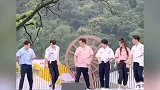 快来教教我吧，我也想跳情人蔡徐坤 蔡徐坤教跑男团跳情人