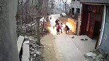 男子好奇点燃液化气 两孩子被爆燃火球包围 妈妈瞬间解救