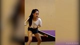 美女给你示范基本的乒乓球技巧！这颜值也是挺高的
