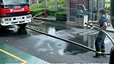 新手消防员经过实习期后，终于分管到了供水车