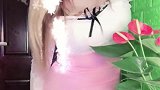 包臀裙的设计也是颇有魅力感，美女展现性感优雅的气息