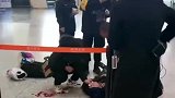 旅客突然晕倒，好心人看见紧急出手急救