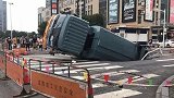突发！杭州2个地点同时出现路面塌陷 两坑皆有车辆陷入