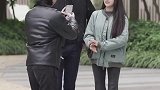 叫小哥帮忙拍个照，男朋友为什么如此冲动把手机都给摔了