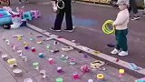 萌娃街边套圈，随手一扔就中