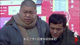 残疾女子摆摊被收保护费，不料遇到好心人，恶霸立马赔钱