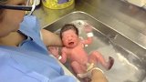 小宝宝出生后头一回洗澡，哭的歇斯底里，看得人好心疼他！