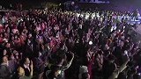黄龄实惨！演出跌落舞台大腿淤青仍坚持演唱，节目组声明令人心寒