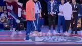 何炅 选手在舞台上拉拉扯扯，何老师几次喊停都无人理☝