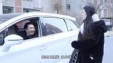 姑娘搭车遇上色狼司机，没想一个小动作，吓得司机拔腿就跑