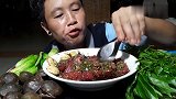 大姐吃生牛肉，用酱料拌一下就吃，红红的肉色很多人都不敢吃