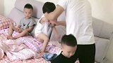 有了三胞胎之后，起床都是流水线作业，爸爸一顿操作猛如虎