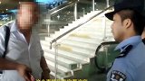 男子踹碎检票闸门，强行翻越，被拦还怒了：耽误我开会，我告你们