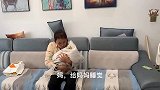 丈夫出差前请俩月嫂，回家见坐月妻子抱着娃做饭，婆婆躺着睡大觉